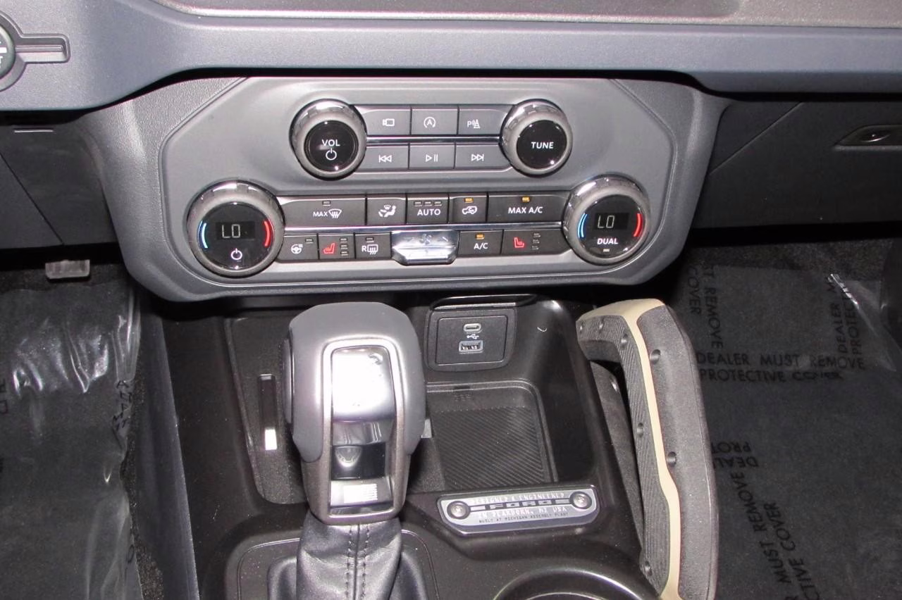 2025 Oxford White Ford Bronco Badlands 4X4 SUV