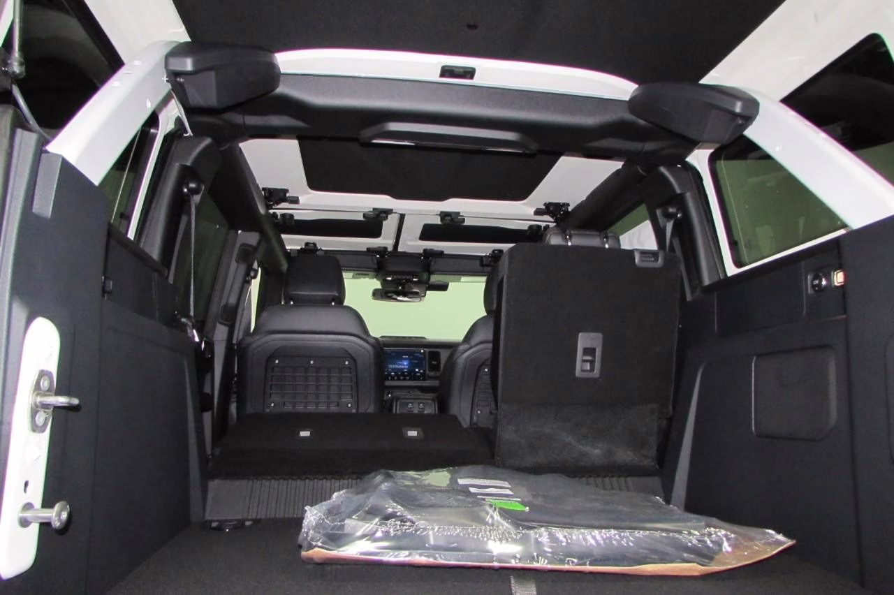 2025 Oxford White Ford Bronco Badlands 4X4 SUV
