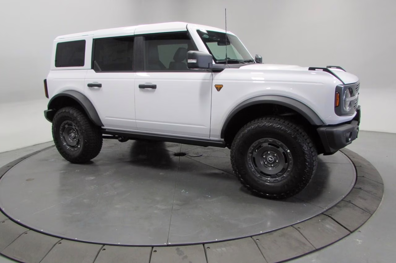 2025 Oxford White Ford Bronco Badlands 4X4 SUV