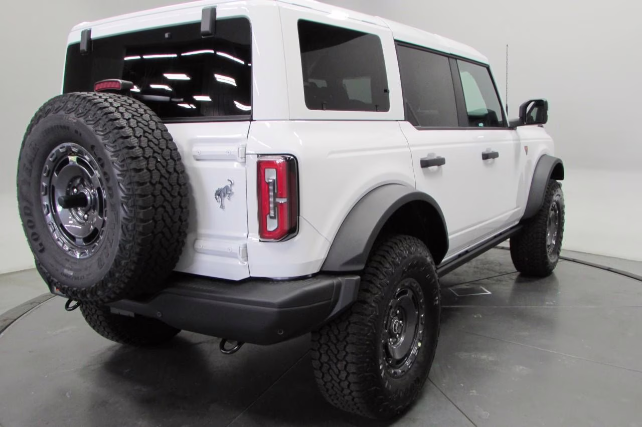 2025 Oxford White Ford Bronco Badlands 4X4 SUV