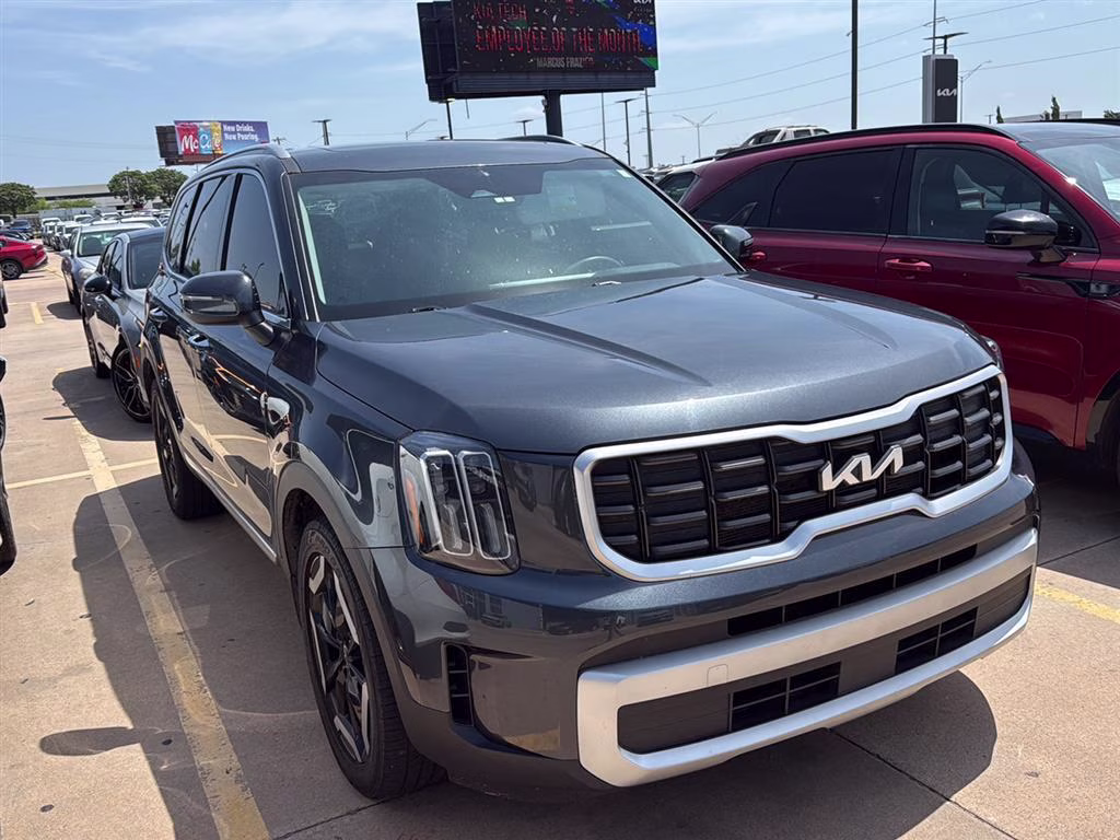 2024 Everlasting Silver Kia Telluride S FWD SUV