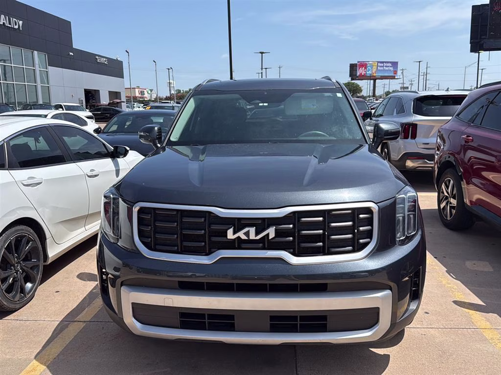 2024 Everlasting Silver Kia Telluride S FWD SUV