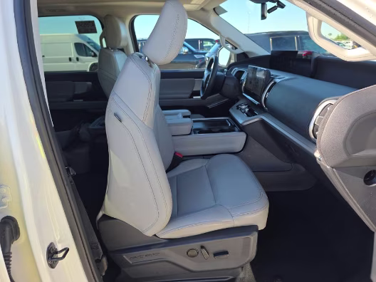 2025 White Metallic Ford Expedition Active 4X4 SUV