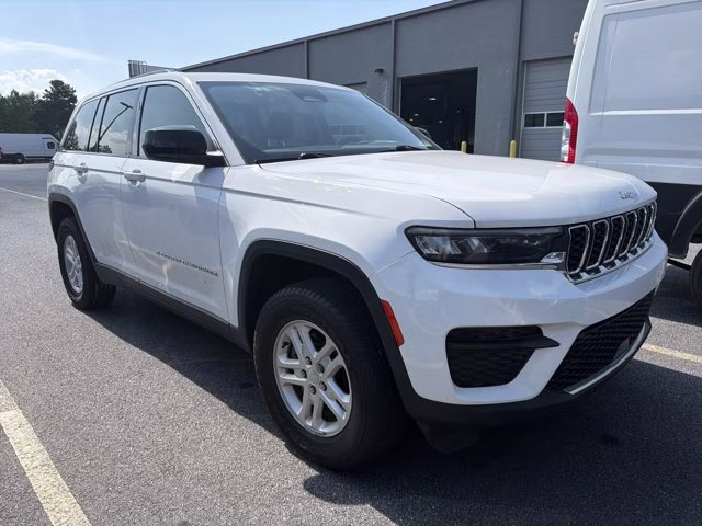 2023 Bright White Clearcoat Jeep Grand Cherokee Laredo 4X4 SUV