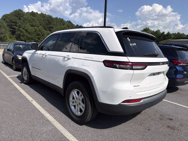 2023 Bright White Clearcoat Jeep Grand Cherokee Laredo 4X4 SUV
