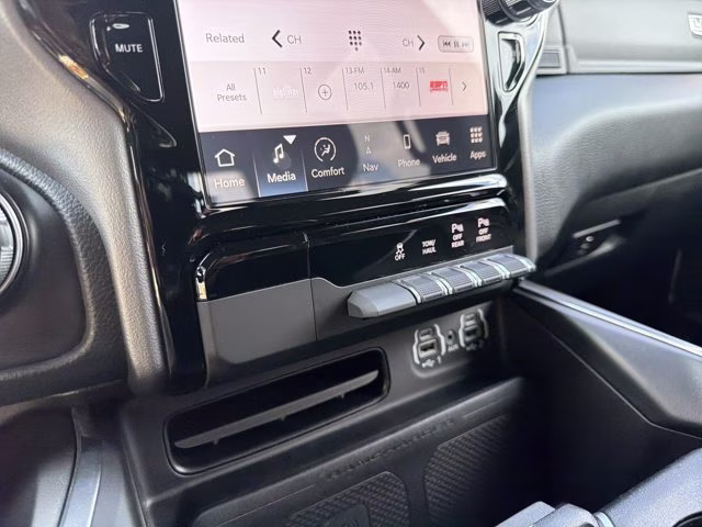 2023 Diamond Black Crystal Pearlcoat Ram 1500 Laramie 4X4 Truck