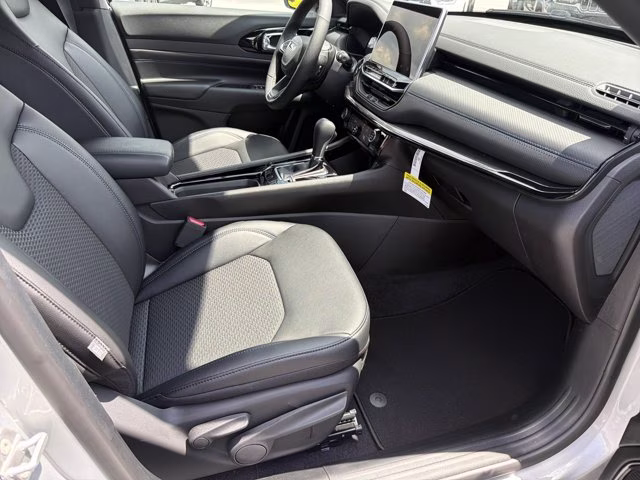 2026 Silver Zynith Metallic Clearcoat Jeep Compass Latitude Altitude 4X4 SUV