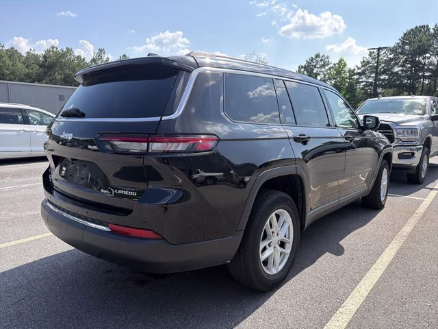 2022 Diamond Black Crystal Pearlcoat Jeep Grand Cherokee L Laredo RWD SUV