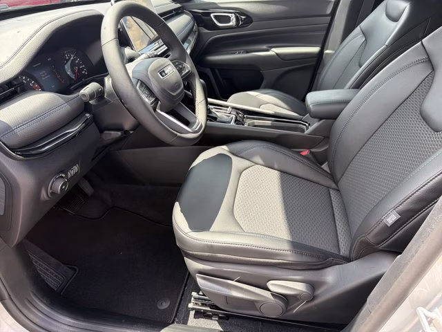2026 Silver Zynith Metallic Clearcoat Jeep Compass Latitude Altitude 4X4 SUV