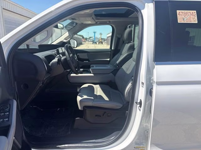 2025 White Metallic Ford Expedition Active 4X4 SUV