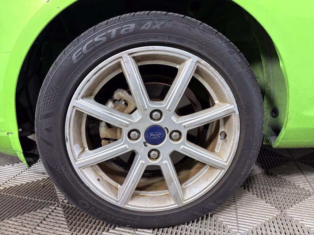 2015 Green Envy Metallic Tricoat Ford Fiesta SE FWD Hatchback