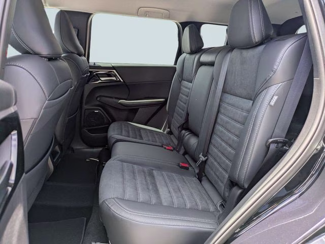 2026 Labrador Black Pearl Mitsubishi Outlander SE FWD SUV