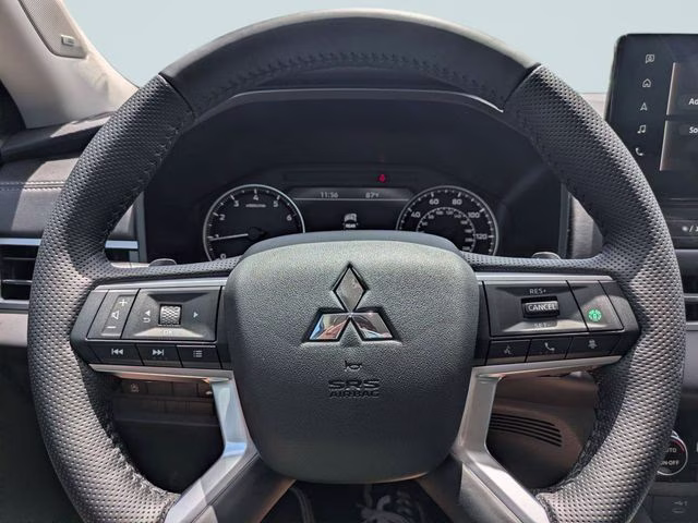 2026 Labrador Black Pearl Mitsubishi Outlander SE FWD SUV