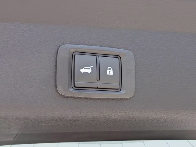 2026 White Diamond/Black Roof Mitsubishi Outlander Trail Edition AWD SUV