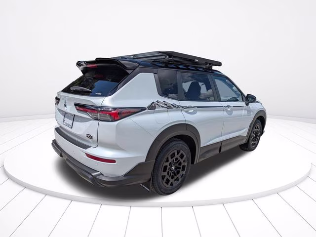 2026 White Diamond/Black Roof Mitsubishi Outlander Trail Edition AWD SUV