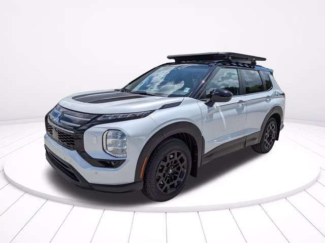 2026 White Diamond/Black Roof Mitsubishi Outlander Trail Edition AWD SUV