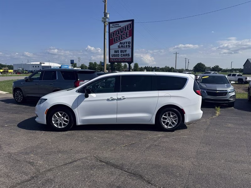 2024 Bright White Clear Coat Chrysler Voyager LX FWD Van