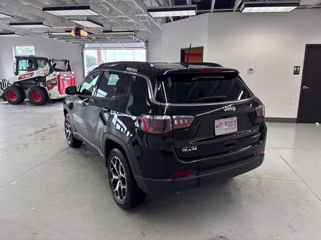 2025 Diamond Black Crystal Pearlcoat Jeep Compass Limited 4X4 SUV