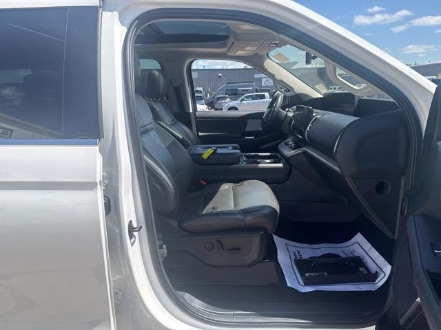 2025 White Metallic Ford Expedition Active 4X4 SUV