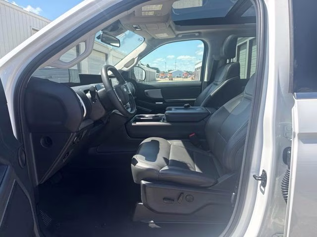 2025 White Metallic Ford Expedition Active 4X4 SUV