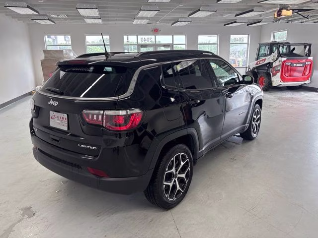 2025 Diamond Black Crystal Pearlcoat Jeep Compass Limited 4X4 SUV