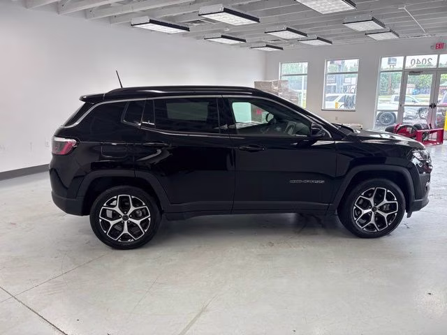 2025 Diamond Black Crystal Pearlcoat Jeep Compass Limited 4X4 SUV