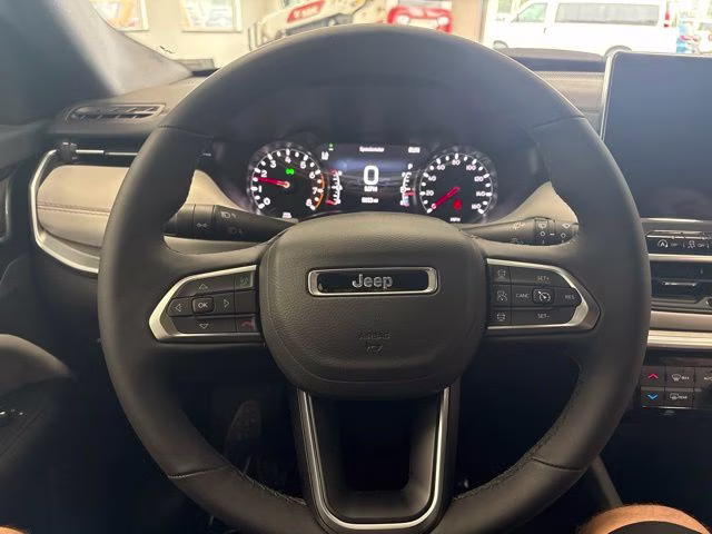 2025 Diamond Black Crystal Pearlcoat Jeep Compass Limited 4X4 SUV