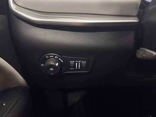 2025 Diamond Black Crystal Pearlcoat Jeep Compass Limited 4X4 SUV