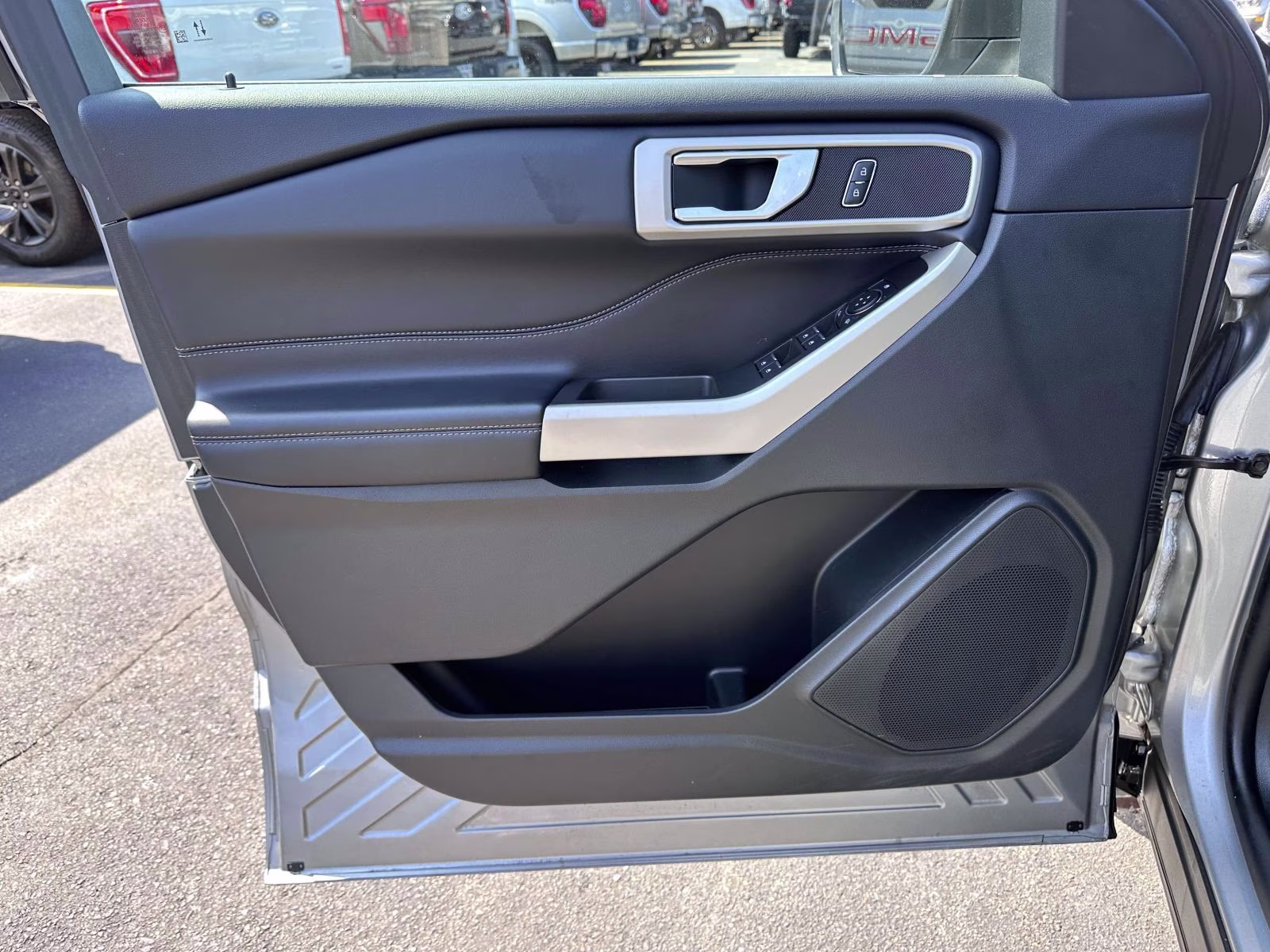 2023 Iconic Silver Metallic Ford Explorer XLT 4WD 4X4 SUV