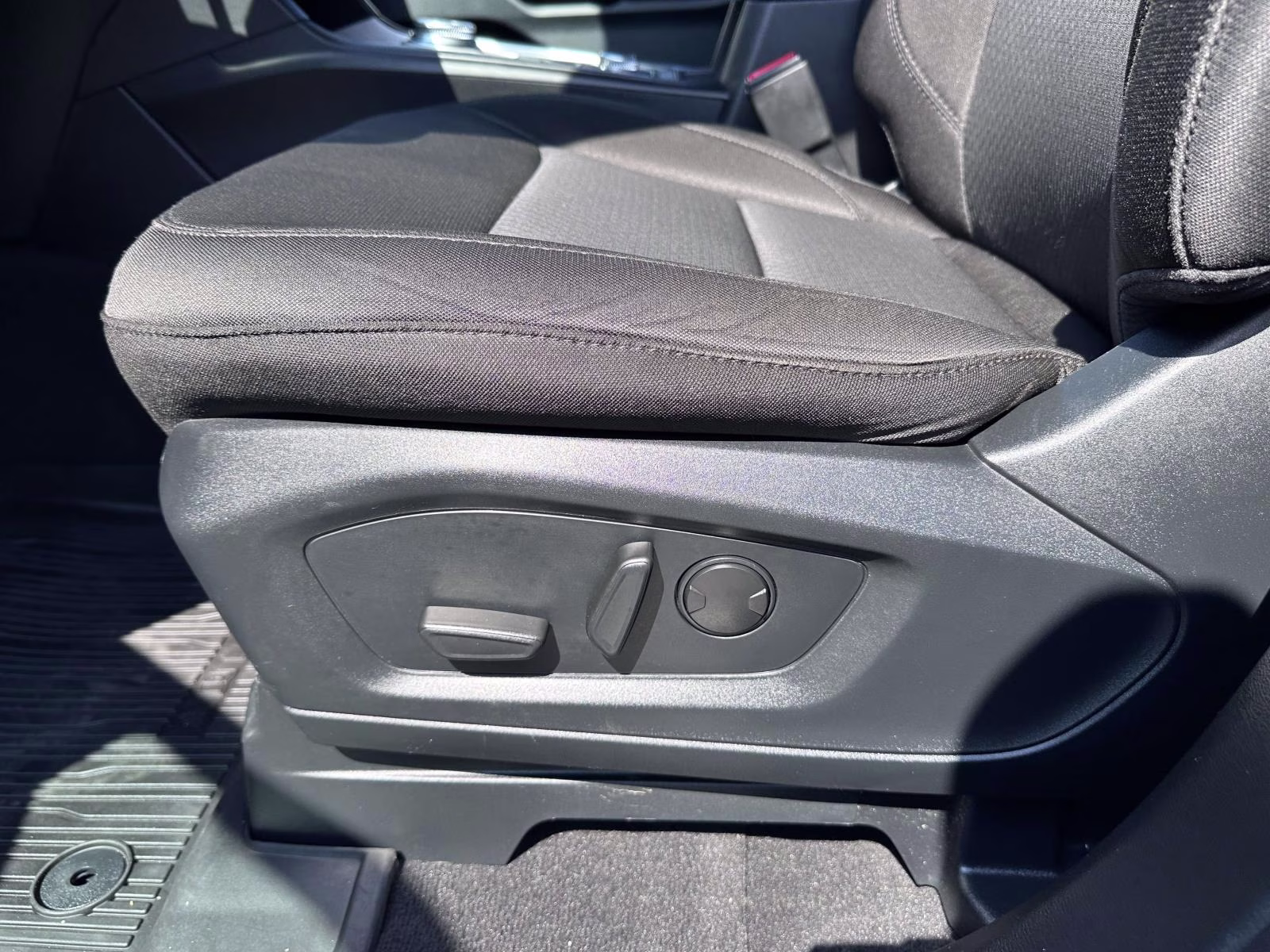 2023 Iconic Silver Metallic Ford Explorer XLT 4WD 4X4 SUV