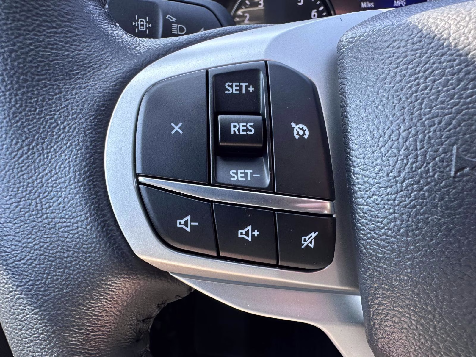 2023 Iconic Silver Metallic Ford Explorer XLT 4WD 4X4 SUV