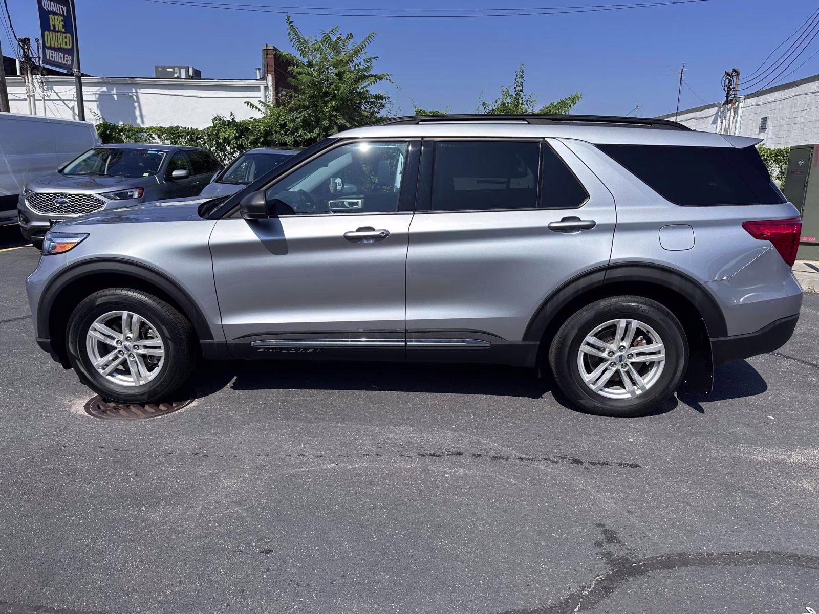 2023 Iconic Silver Metallic Ford Explorer XLT 4WD 4X4 SUV