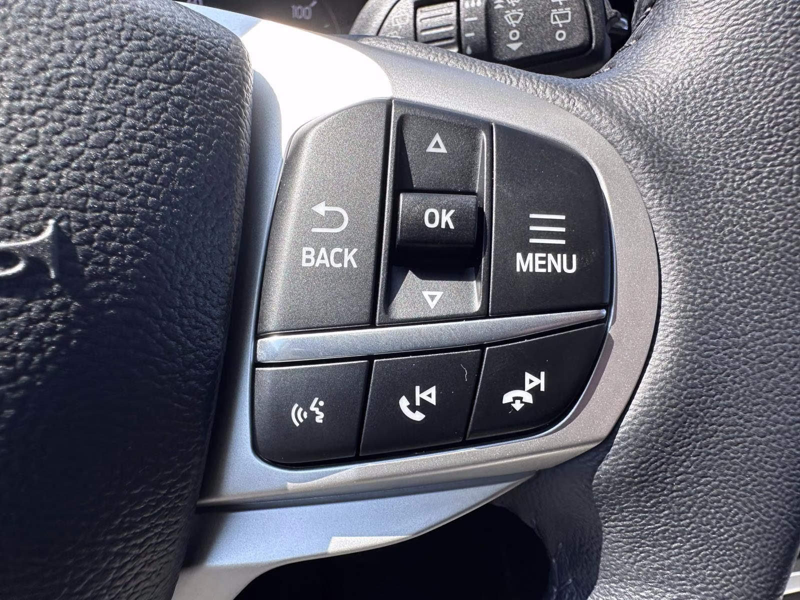 2023 Iconic Silver Metallic Ford Explorer XLT 4WD 4X4 SUV