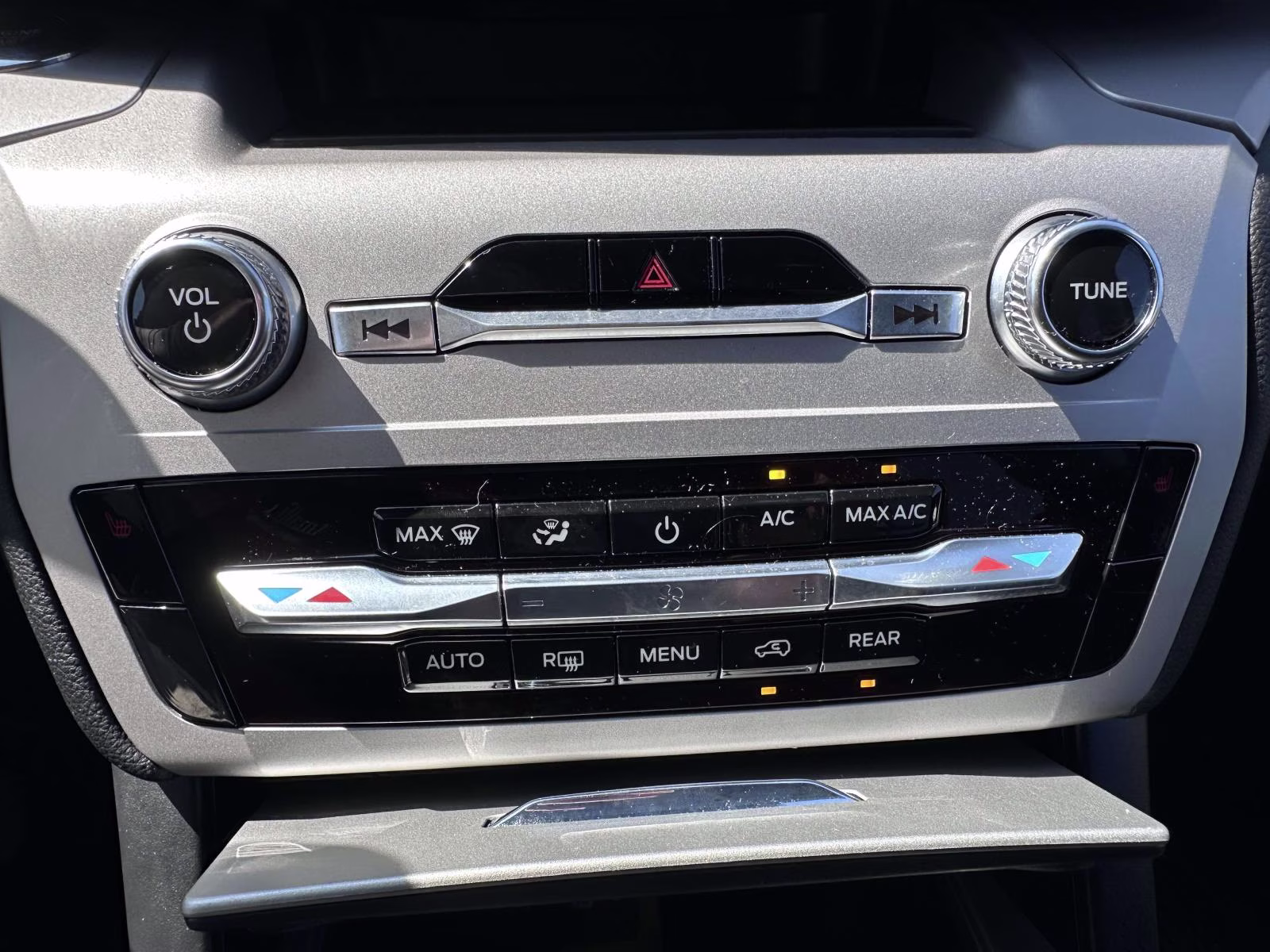 2023 Iconic Silver Metallic Ford Explorer XLT 4WD 4X4 SUV