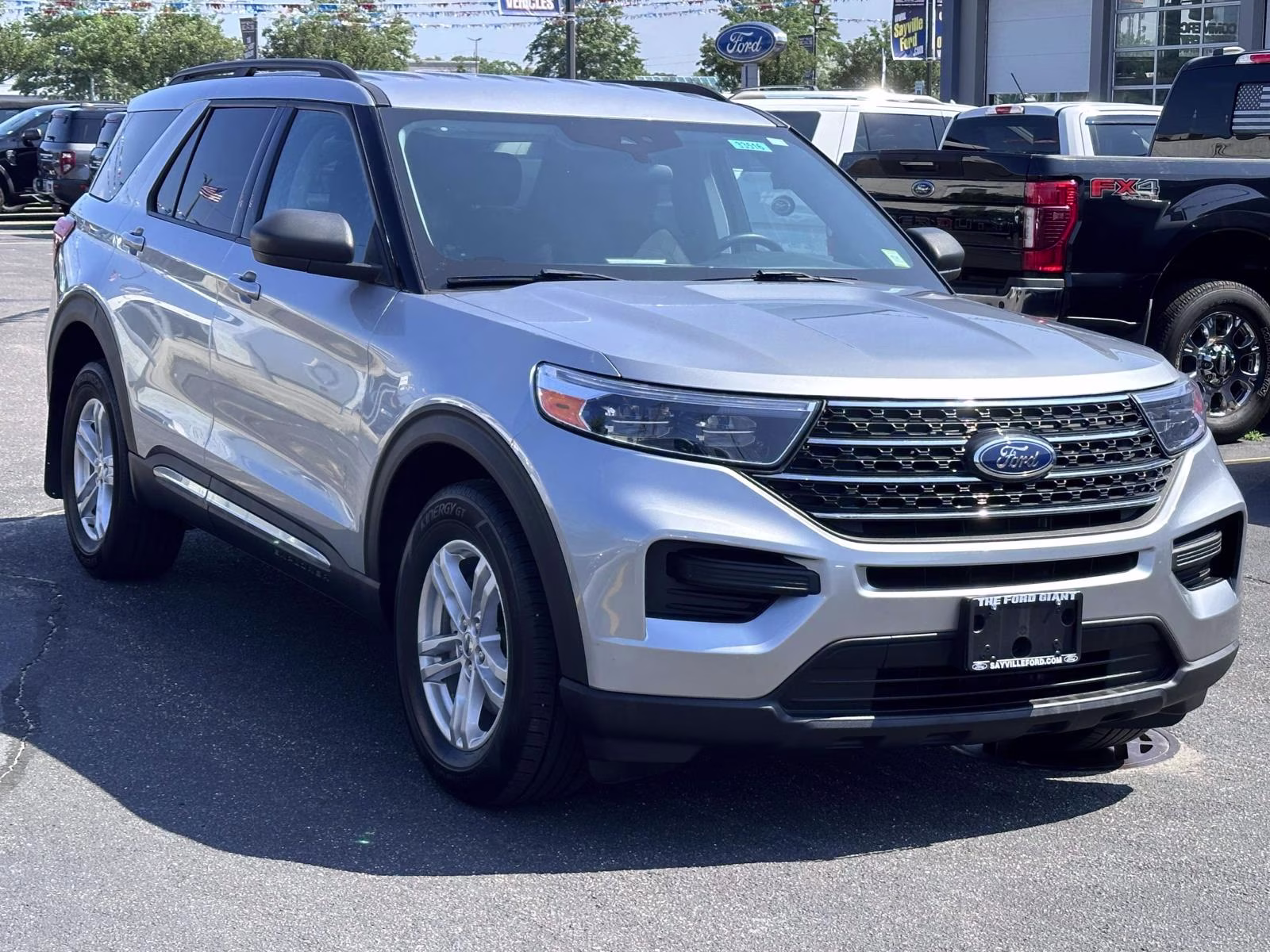 2023 Iconic Silver Metallic Ford Explorer XLT 4WD 4X4 SUV