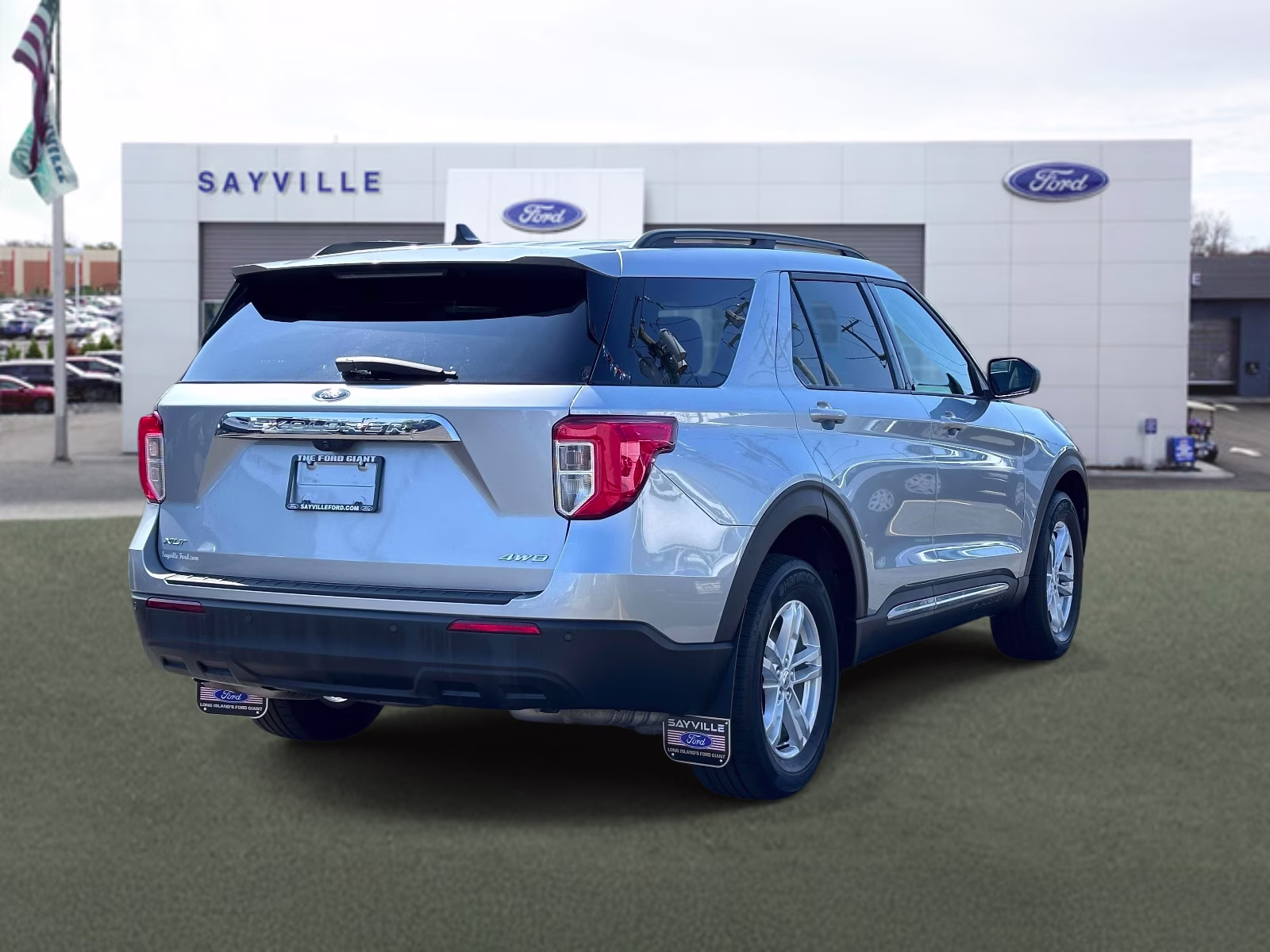 2023 Iconic Silver Metallic Ford Explorer XLT 4WD 4X4 SUV