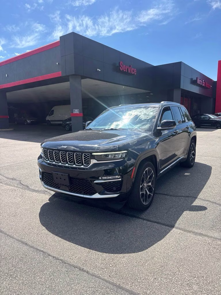 2023 Diamond Black Crystal Pearlcoat Jeep Grand Cherokee Summit Reserve 4X4 SUV