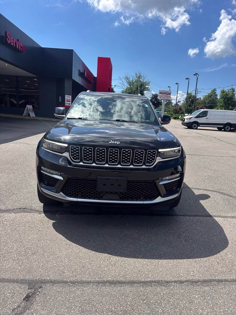 2023 Diamond Black Crystal Pearlcoat Jeep Grand Cherokee Summit Reserve 4X4 SUV