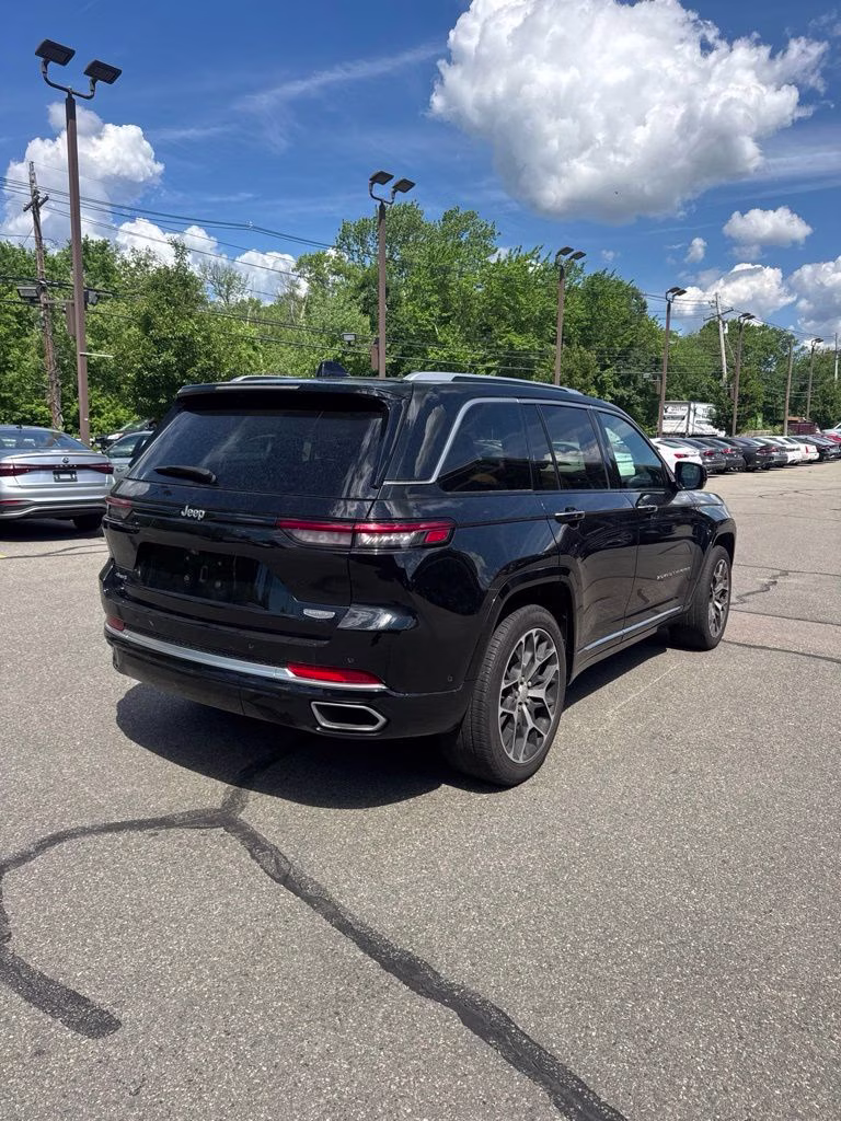 2023 Diamond Black Crystal Pearlcoat Jeep Grand Cherokee Summit Reserve 4X4 SUV