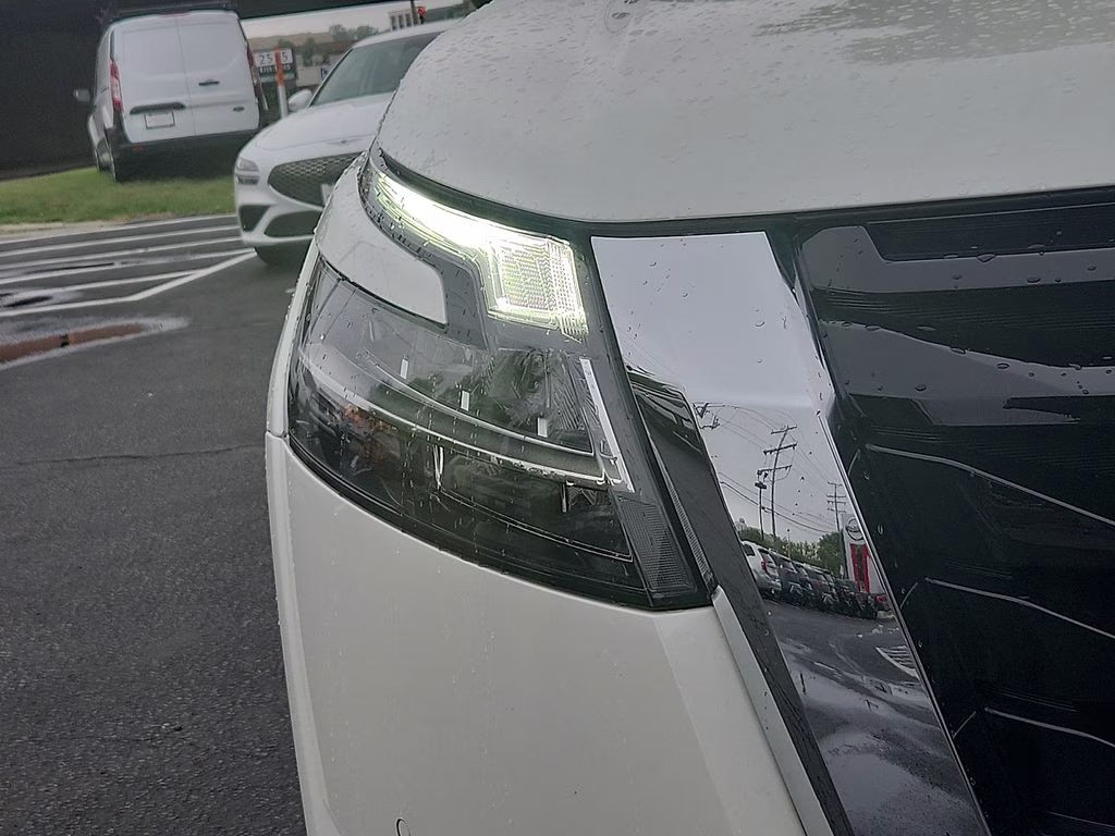2024 Pearl White Tricoat Nissan Pathfinder SL 4X4 SUV