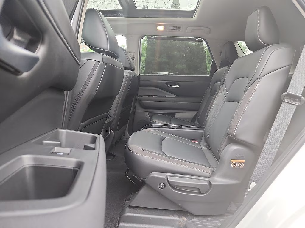 2024 Pearl White Tricoat Nissan Pathfinder SL 4X4 SUV