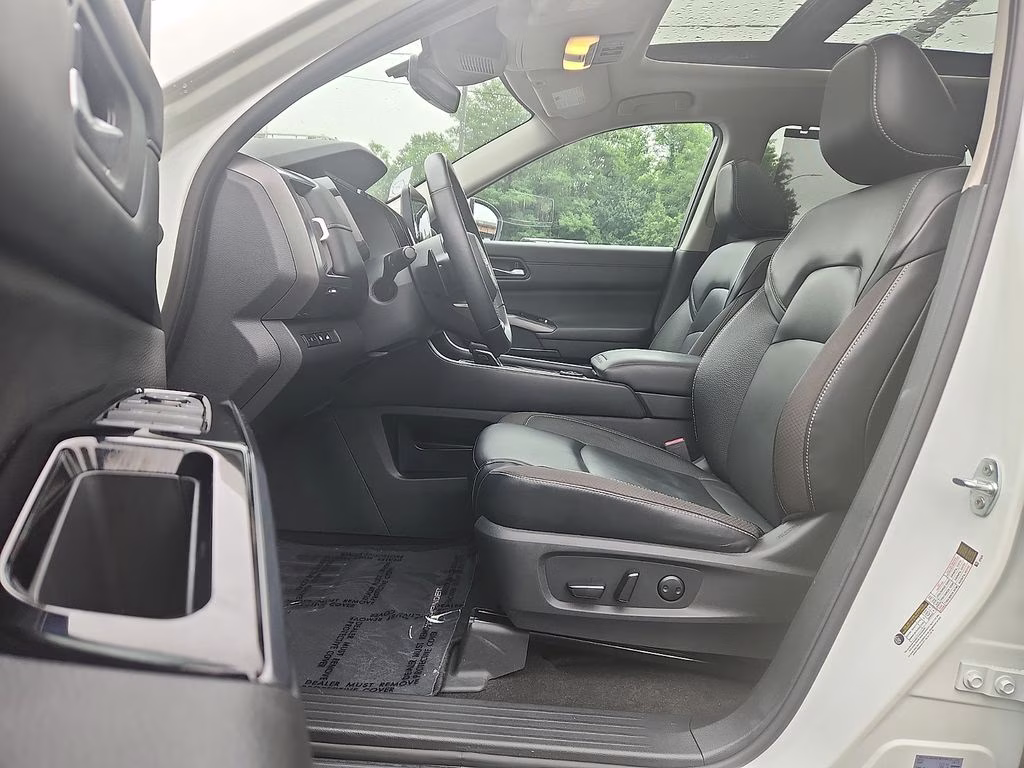 2024 Pearl White Tricoat Nissan Pathfinder SL 4X4 SUV