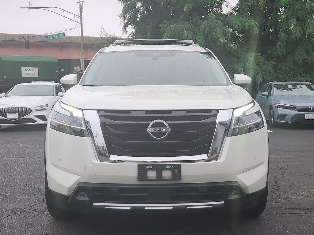 2024 Pearl White Tricoat Nissan Pathfinder SL 4X4 SUV