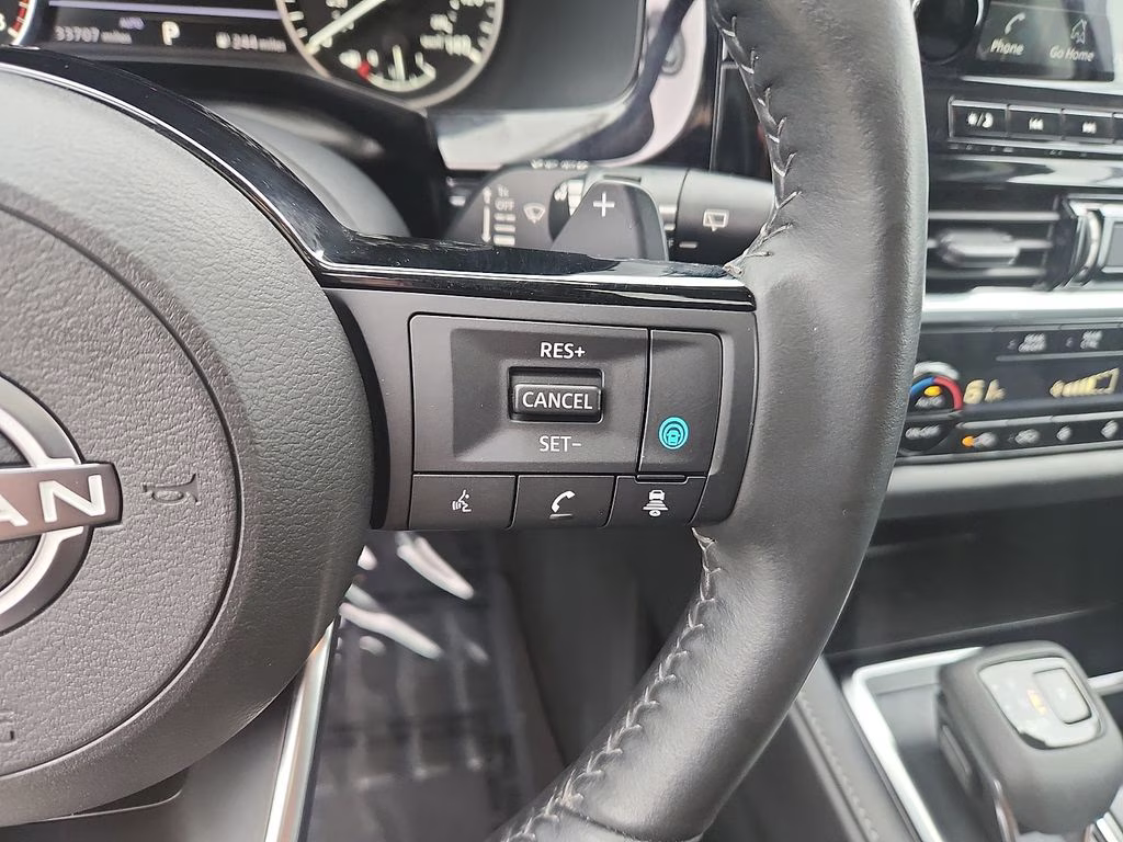 2024 Pearl White Tricoat Nissan Pathfinder SL 4X4 SUV