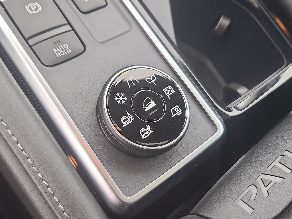 2024 Pearl White Tricoat Nissan Pathfinder SL 4X4 SUV
