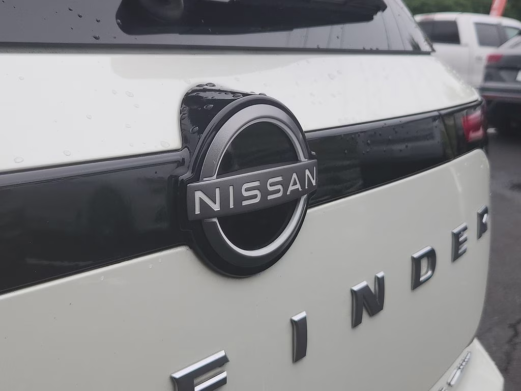 2024 Pearl White Tricoat Nissan Pathfinder SL 4X4 SUV