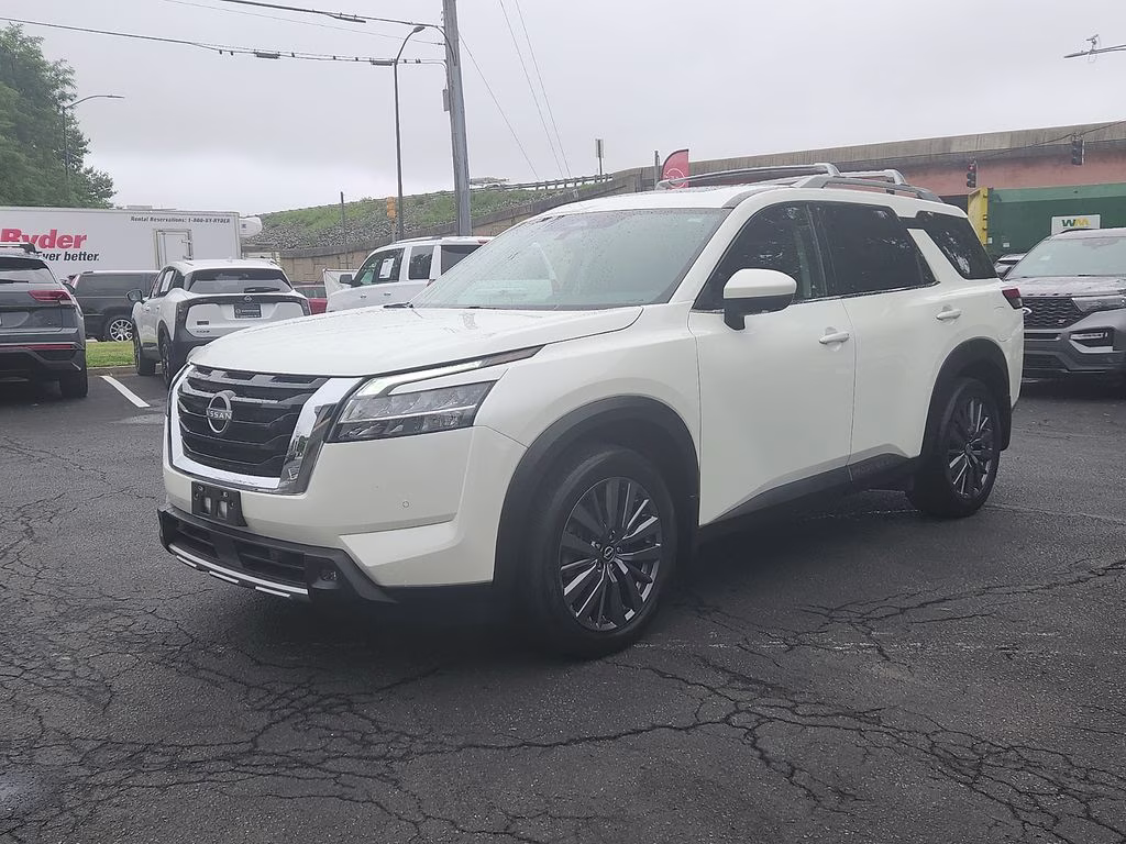 2024 Pearl White Tricoat Nissan Pathfinder SL 4X4 SUV