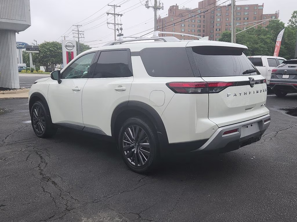 2024 Pearl White Tricoat Nissan Pathfinder SL 4X4 SUV