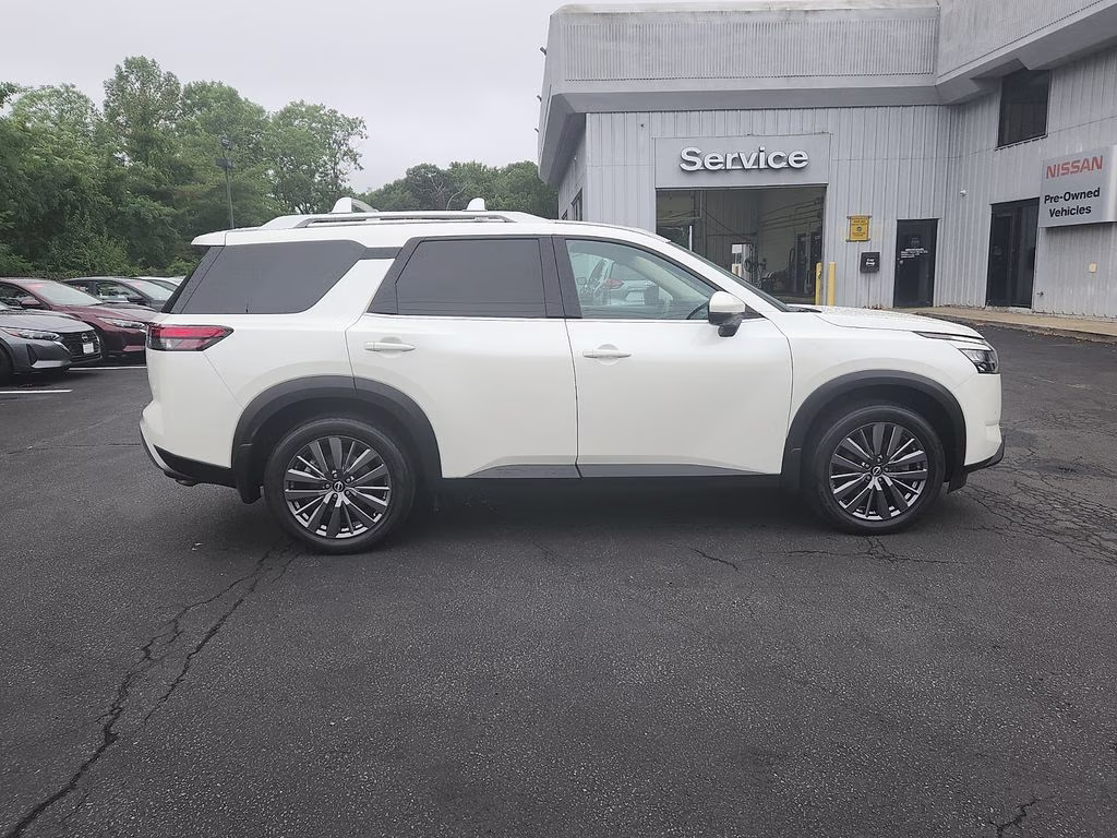 2024 Pearl White Tricoat Nissan Pathfinder SL 4X4 SUV