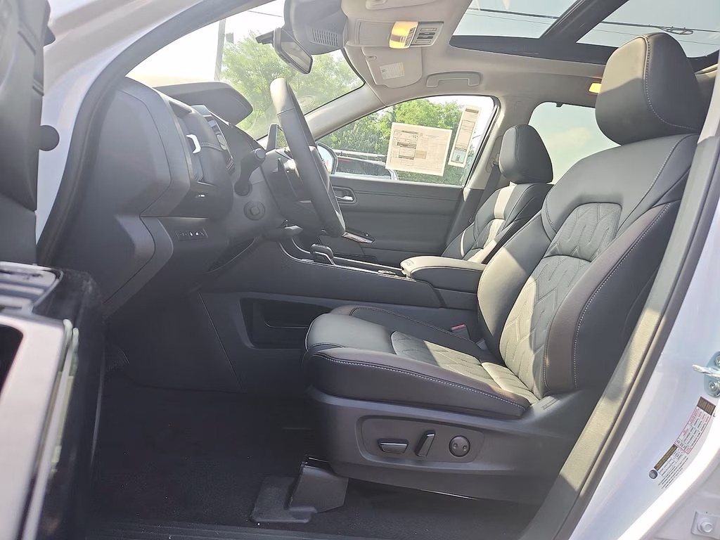 2026 Everest White Pearl Tricoat Nissan Pathfinder Platinum 4X4 SUV
